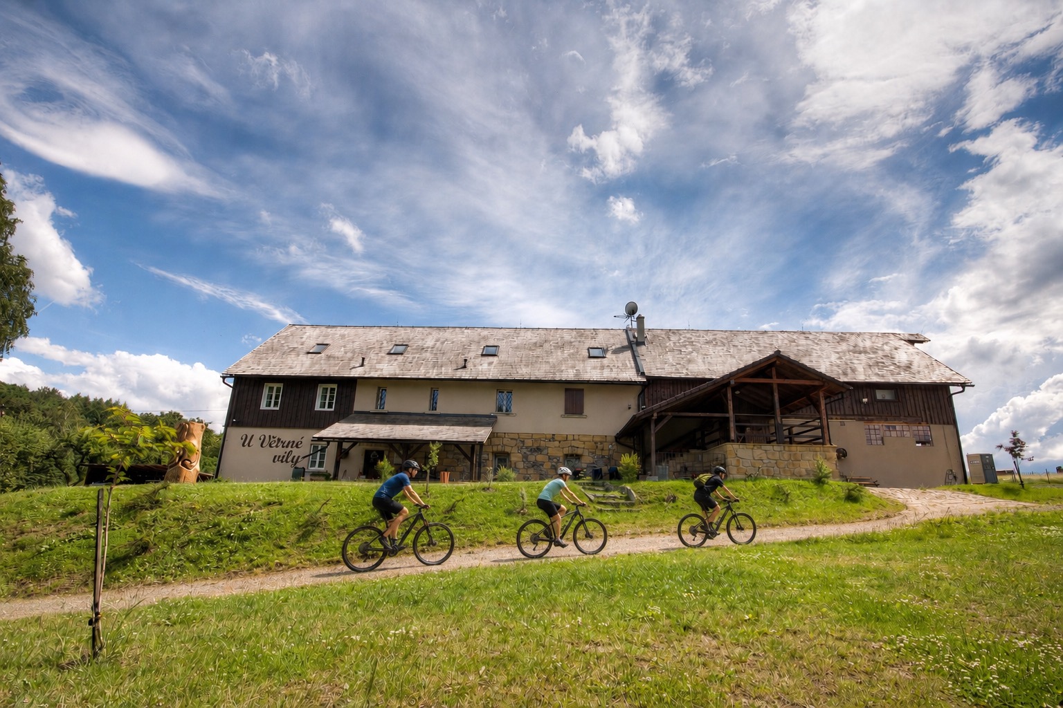 Cyklisté na výletě před penzionem U Větrné víly