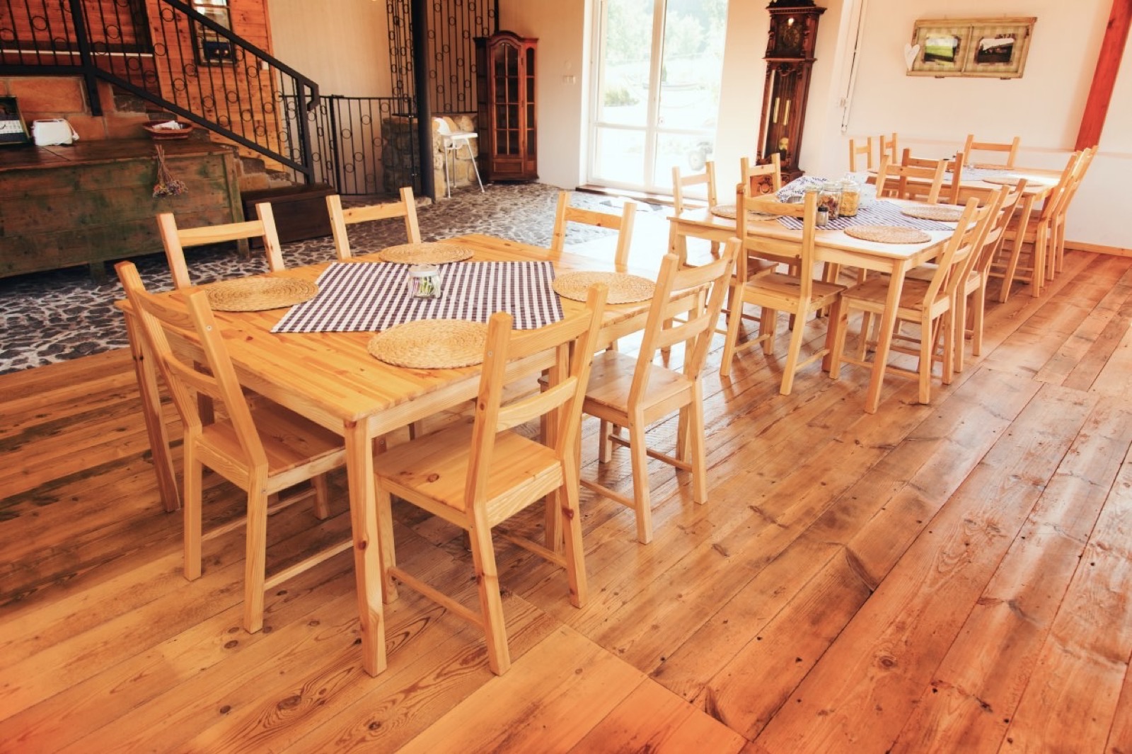 Prostřené stoly ve společenské místnosti